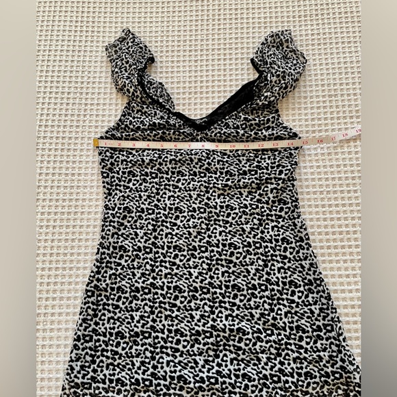 Guess Animal Print ruffled cap short sleeve v neck top size small - Picture 4 of 12